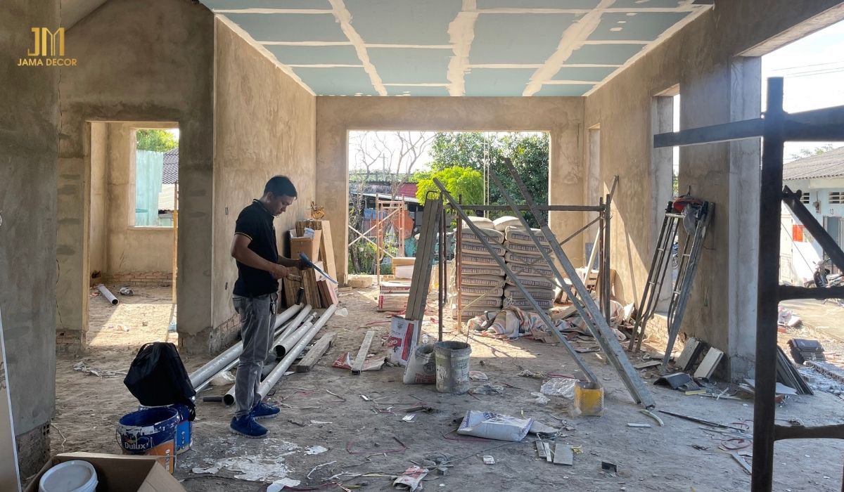 Nhân viên đến công trình để đo đạc và khảo sát trực tiếp