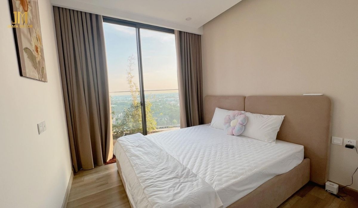 Tận dụng ánh sáng tự nhiên sẽ giúp toàn bộ căn phòng sáng sủa, tiết kiệm một khoản đáng kể