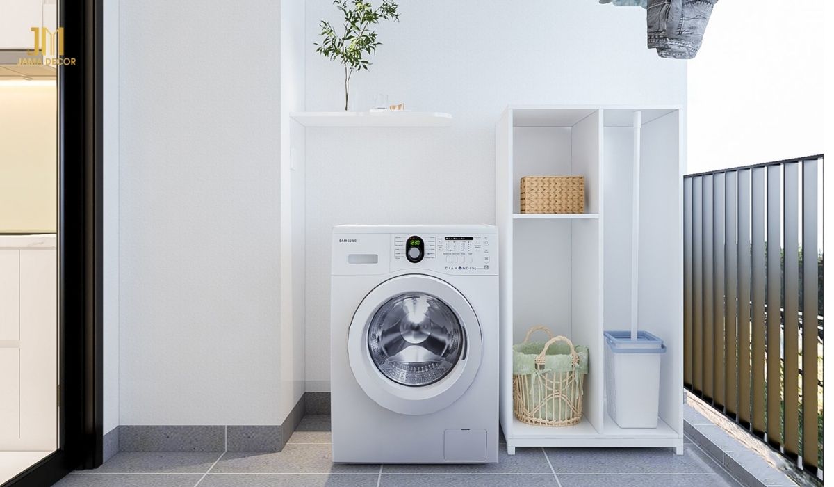 Máy giặt được đặt ngay ngoài ban công, thuận tiện cho việc phơi đồ