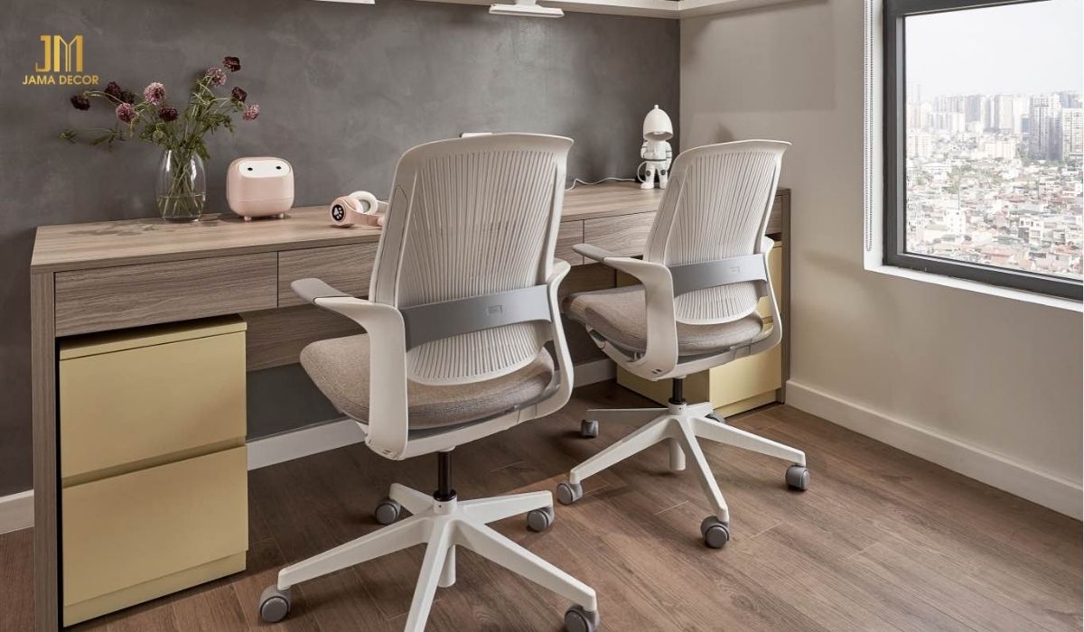 Bàn được làm từ gỗ công nghiệp có nhiều ưu điểm như giá thành rẻ, độ bền cao, dễ dàng vệ sinh và bảo quản