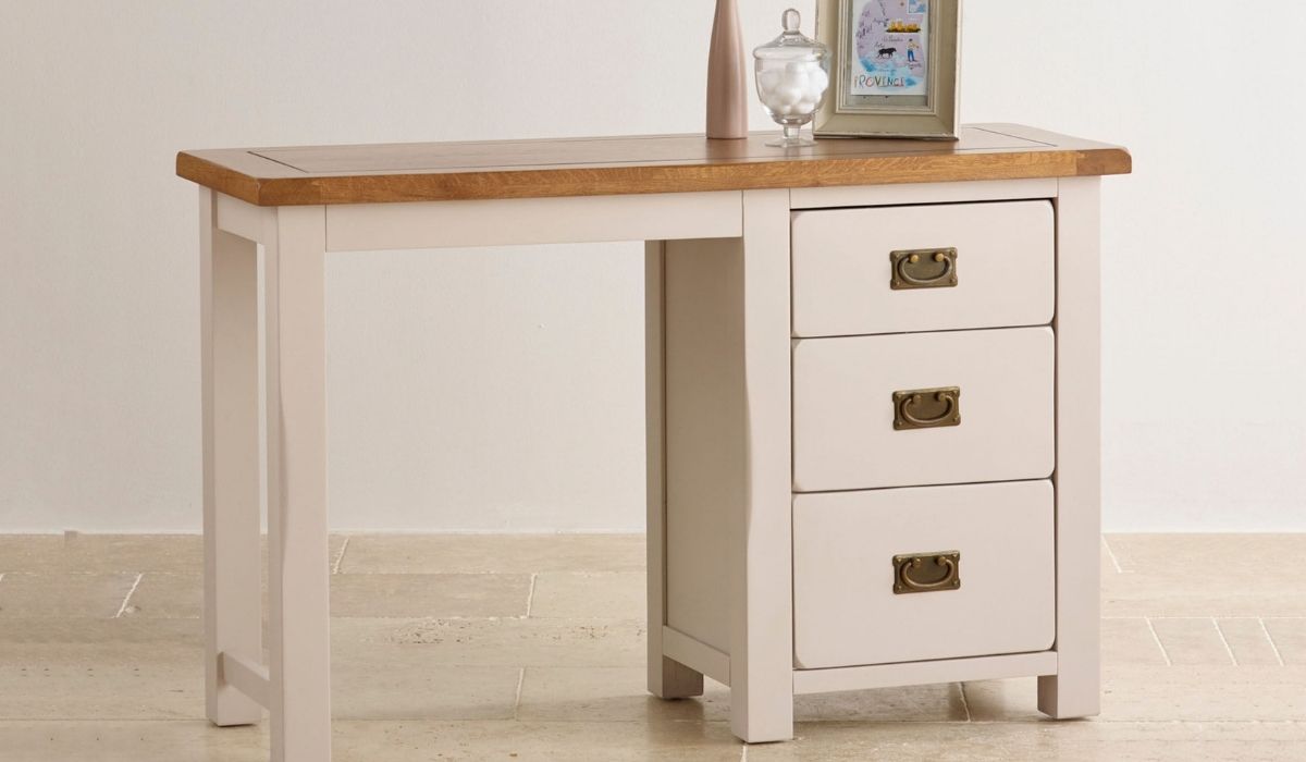 Bàn làm việc tại nhà hình chữ nhật là mẫu bàn phổ biến phù hợp với mọi không gian