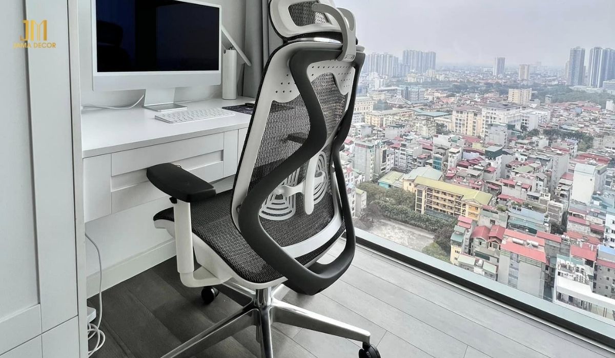 Bàn làm việc thông minh có thể điều chỉnh độ cao tùy theo nhu cầu, giúp bạn có thể làm việc ở tư thế đứng hoặc ngồi