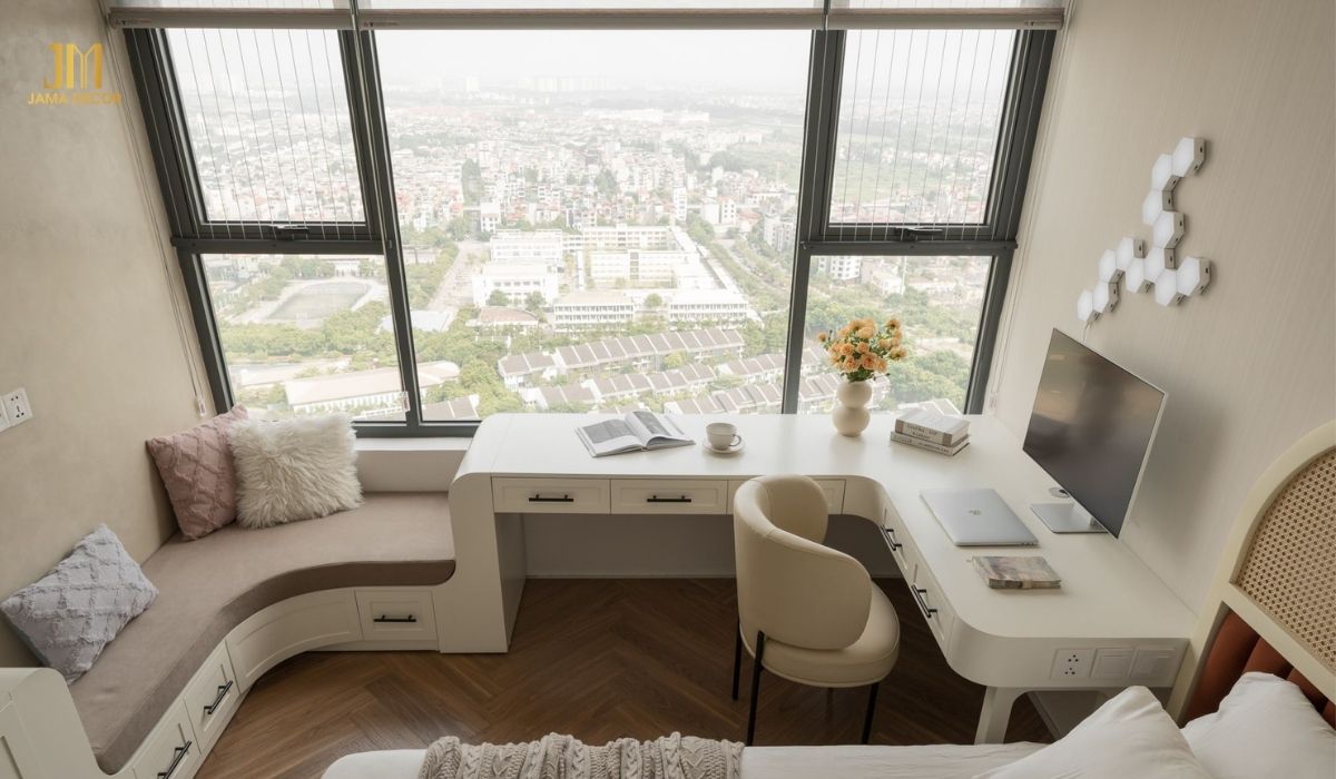 Với gam màu trắng sáng, bàn giúp không gian căn phòng trở nên rộng rãi và thoáng mát hơn