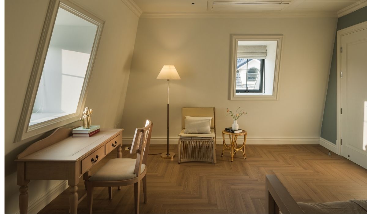 Bạn nên bố trí bàn ở vị trí thuận tiện cho việc di chuyển và làm việc