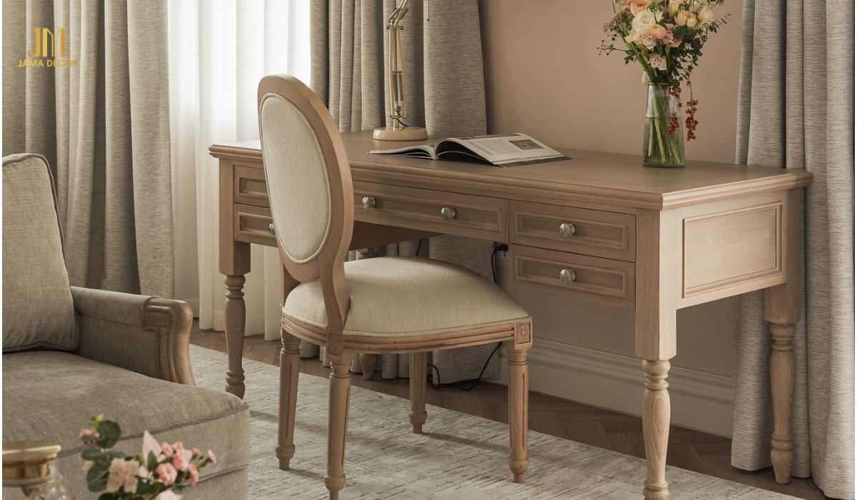 Bàn làm việc cổ điển là loại bàn được thiết kế theo phong cách cổ điển, với những đường nét hoa văn tinh xảo, mang đến cảm giác sang trọng và quý phái