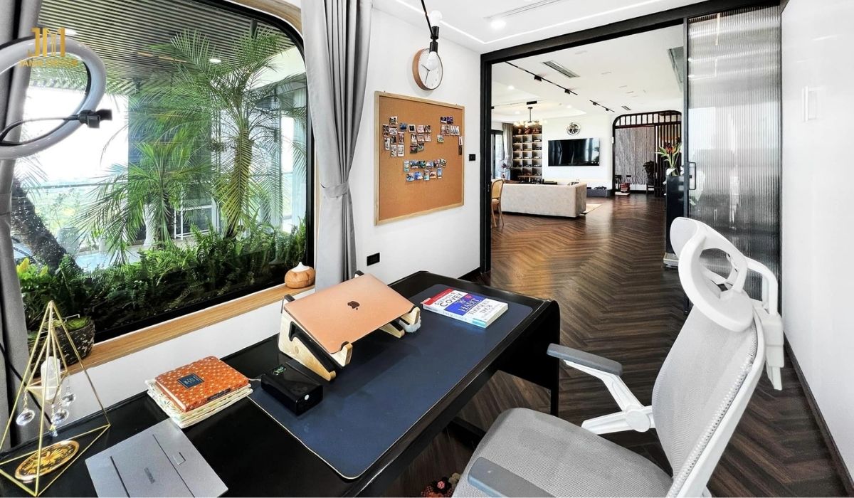 Bàn rộng rãi cung cấp cho bạn đủ không gian để làm việc, trong khi ghế ngồi massage cổ giúp bạn thư giãn và giảm căng thẳng