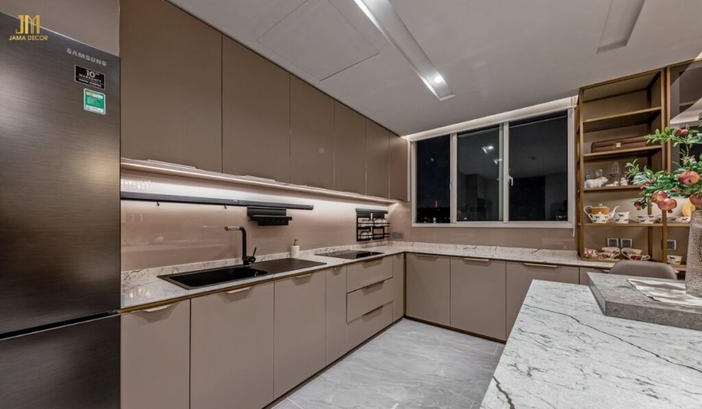 Nội thất hệ tủ chữ L là một trong những cách trang trí bếp phổ biến nhất hiện nay giúp tận dụng tối đa diện tích góc tường