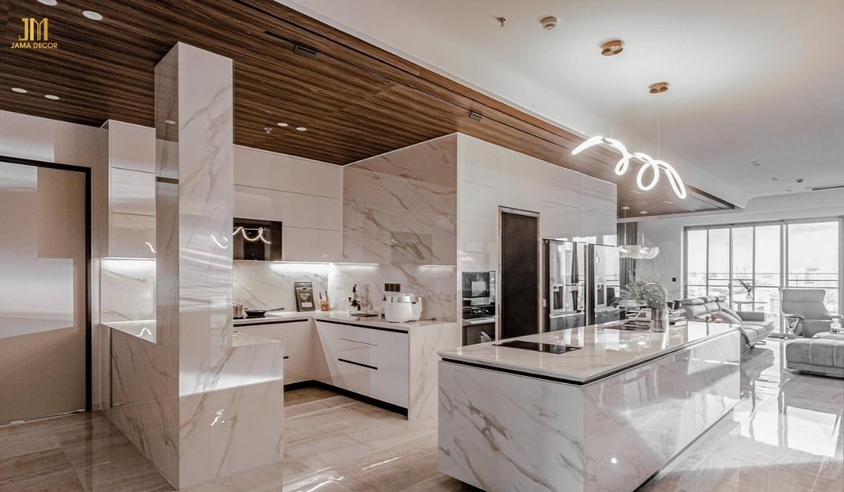 Toàn bộ khu vực bếp được ốp gạch đá sang trọng, thể hiện sự đẳng cấp và độc đáo của gia chủ