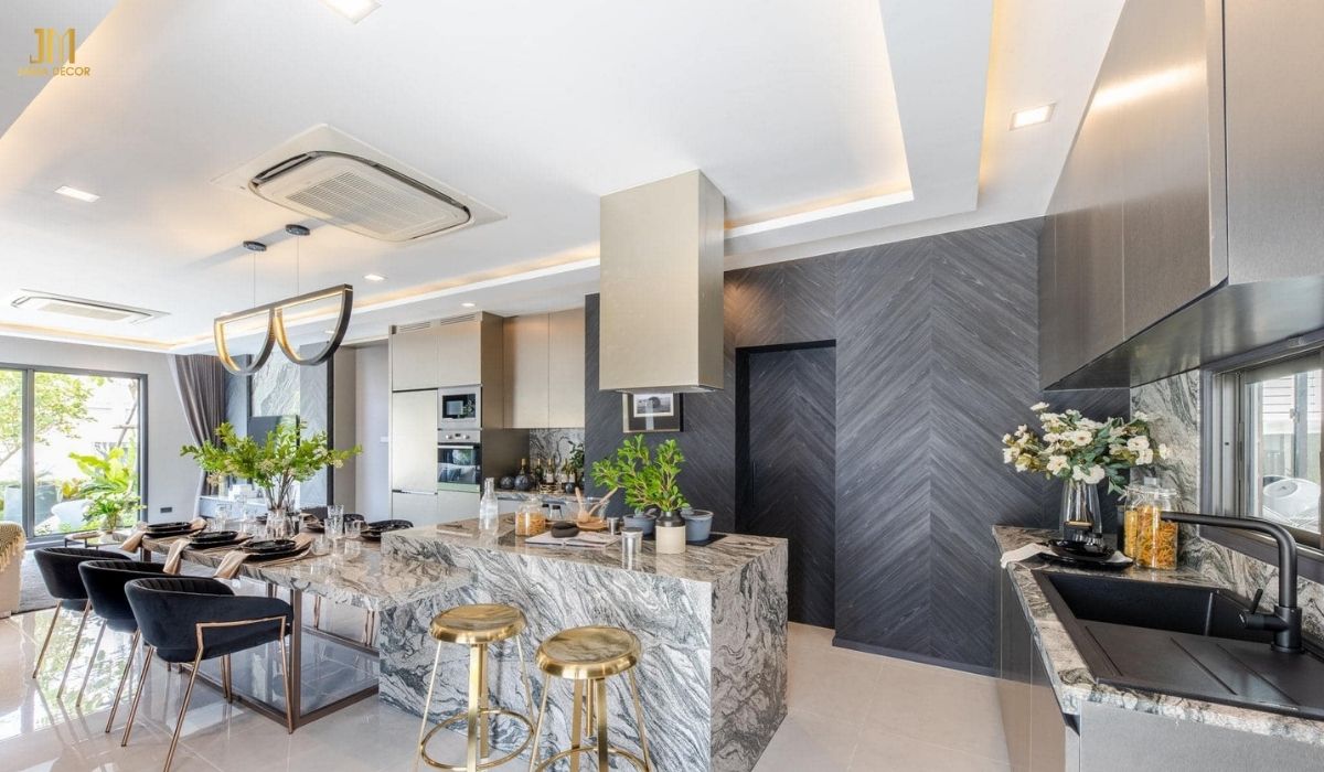 Trang trí khu vực bếp bằng đồ nội thất sang trọng là một cách tuyệt vời để nâng tầm không gian bếp, mang đến vẻ đẹp đẳng cấp và tinh tế cho ngôi nhà của bạn