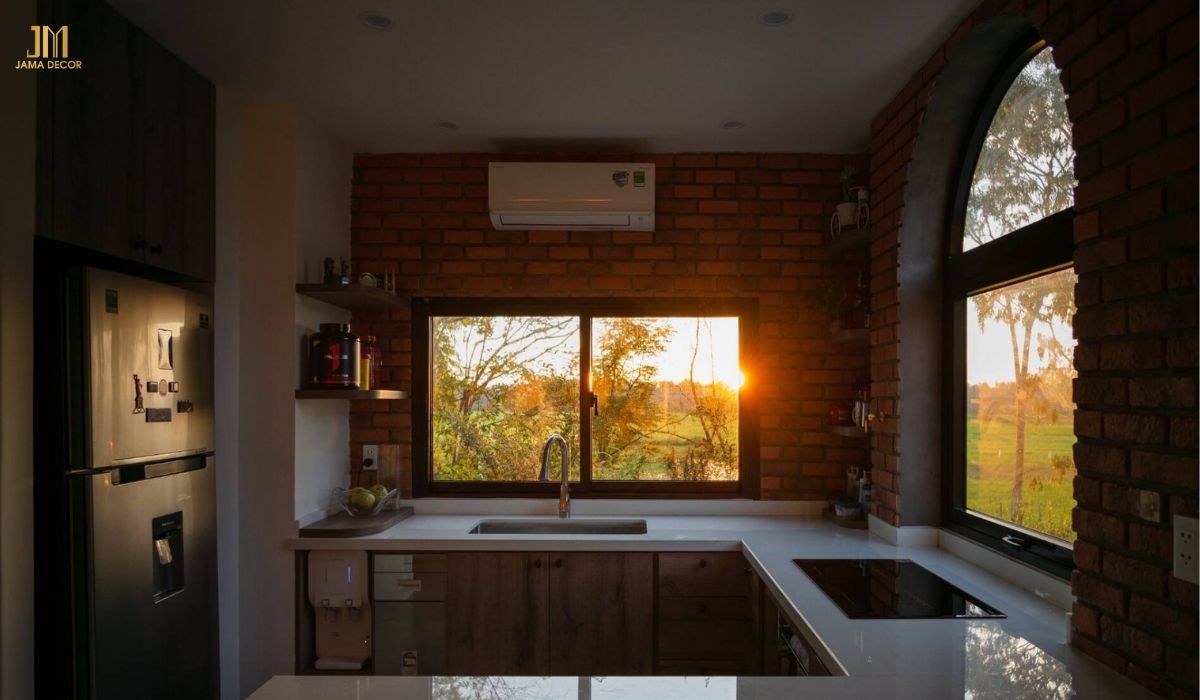 Bếp nhà phố thường có diện tích nhỏ, do đó, cần được bố trí hợp lý để tạo nên không gian bếp rộng rãi, thoáng mát