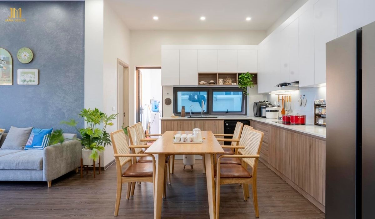 Kết hợp bàn ăn ngay trong không gian bếp là giải pháp tối ưu diện tích dành cho những căn hộ chung cư nhỏ
