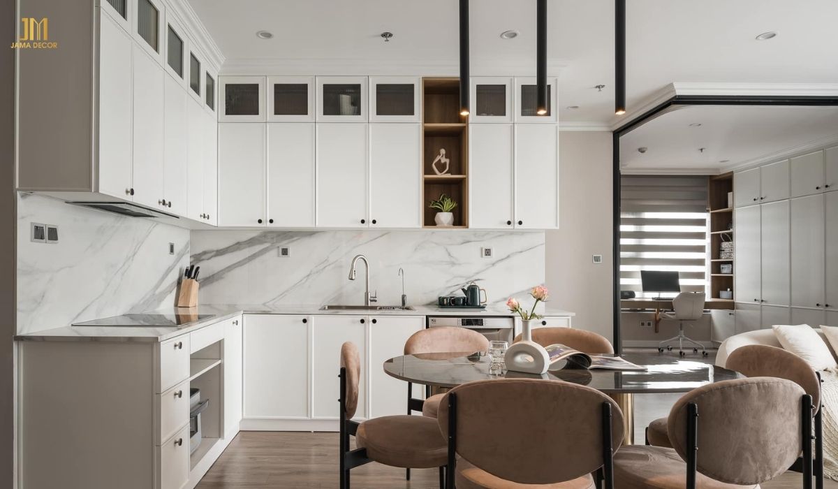 Nếu căn bếp của bạn có diện tích nhỏ, bạn nên lựa chọn gam màu sáng để tạo cảm giác rộng rãi, thoáng mát hơn