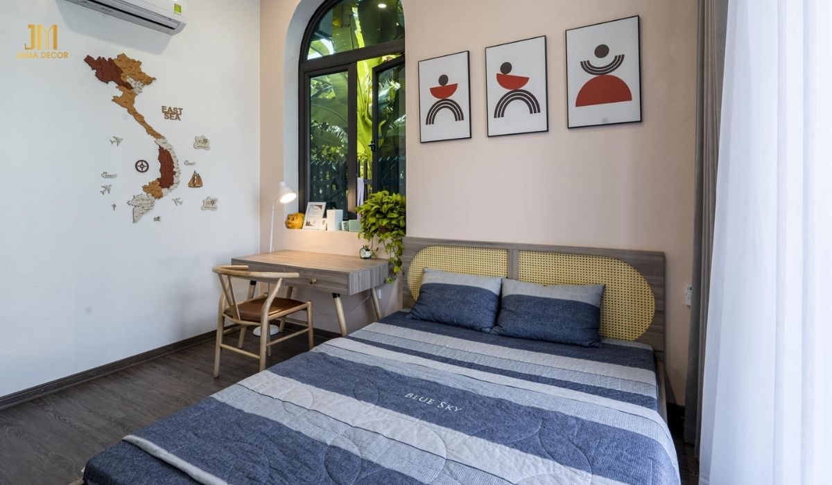 Bạn có thể thiết kế cửa sổ bên trái hoặc bên phải giường để tạo sự thoáng khí