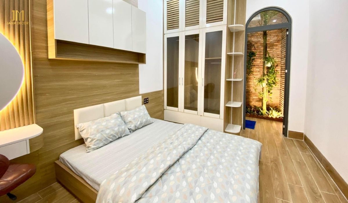 Kê đầu giường sát tường để tăng cảm giác vững chãi