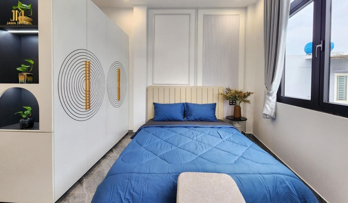 Mặc dù không gian hạn chế nhưng bạn nên tạo khoảng trống ở hai bên giường
