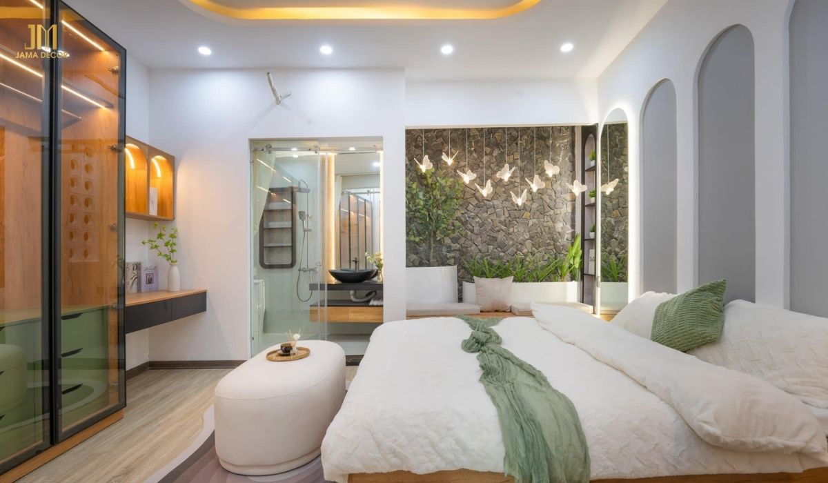 Giường được bố đặt ở vị trí hợp lý ngay trung tâm của căn phòng