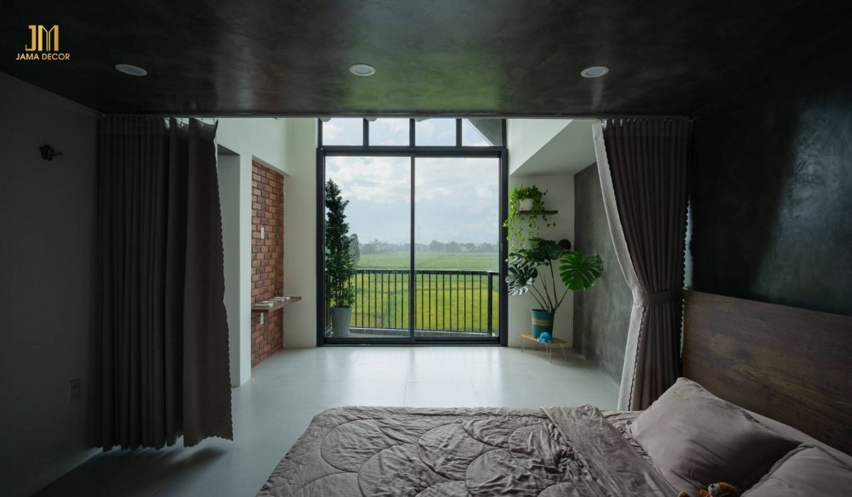 Thiết kế cửa lớn đón hướng đón gió, đón nắng kết hợp rèm cửa giúp bạn có thể tận hưởng được không khí trong lành