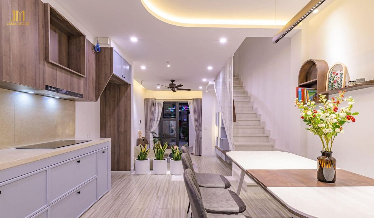 Kết hợp trang trí đèn to giữa không gian nhà bếp và phòng khách để tạo sự ấm cúng trong ngôi nhà