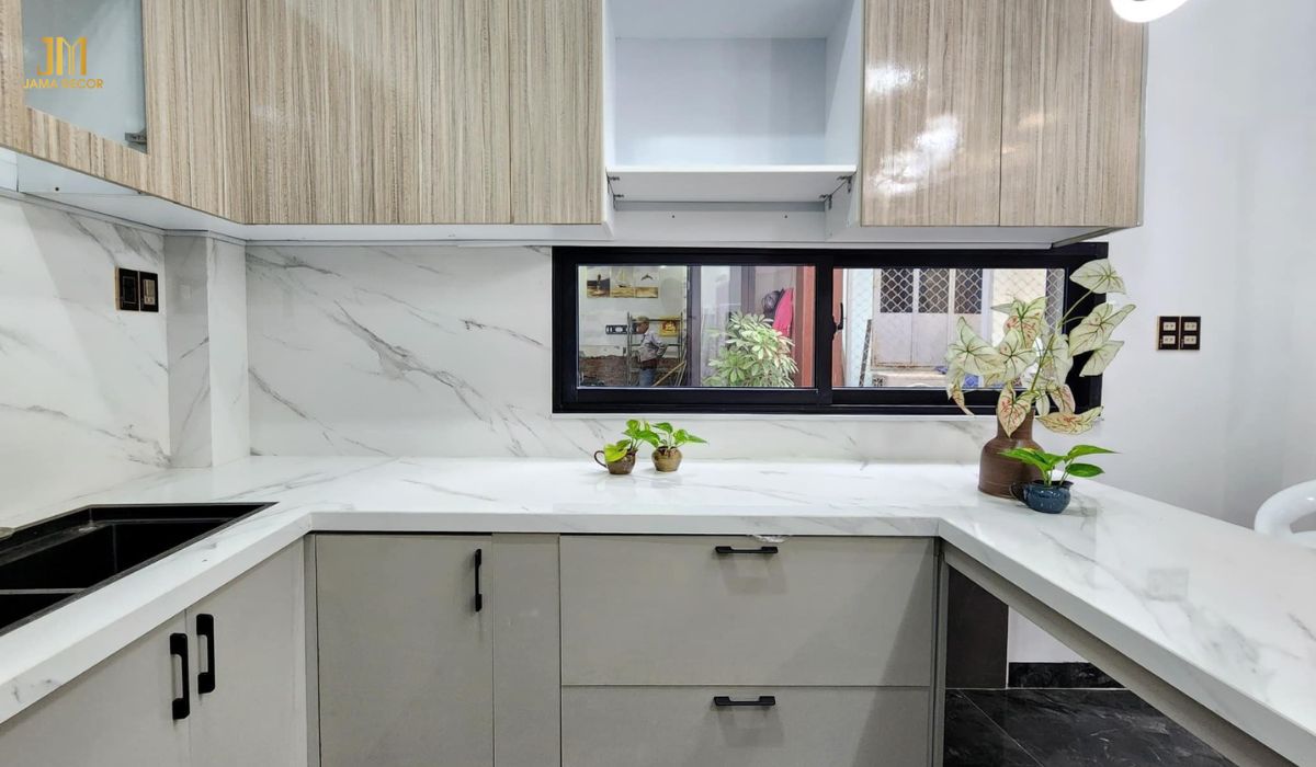 5 cách bố trí nội thất bếp khoa học, tiện lợi 36 Một vài chậu cây xanh nhỏ khiến gian bếp lôi cuốn hơn