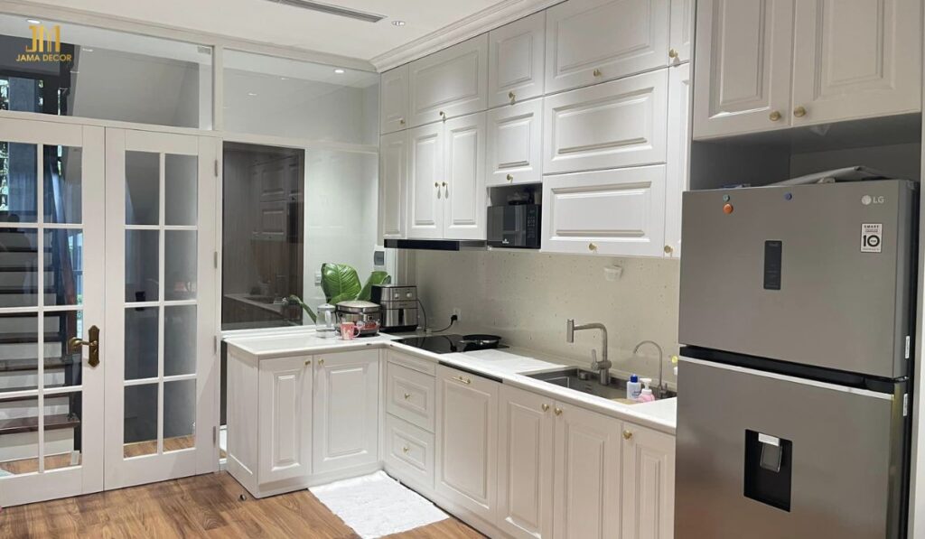 Phối hợp giữa đen và trắng là phong cách được khá nhiều người sử dụng khi thiết kế không gian bếp
