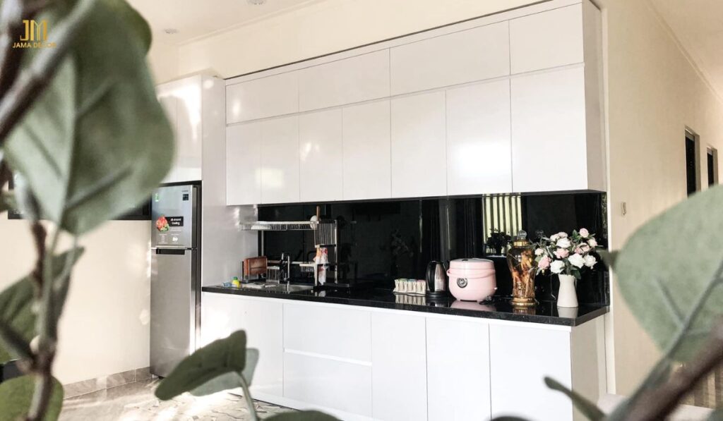 Trắng và đen là 2 màu chủ đạo được sử dụng để thiết kế nội thất phòng bếp
