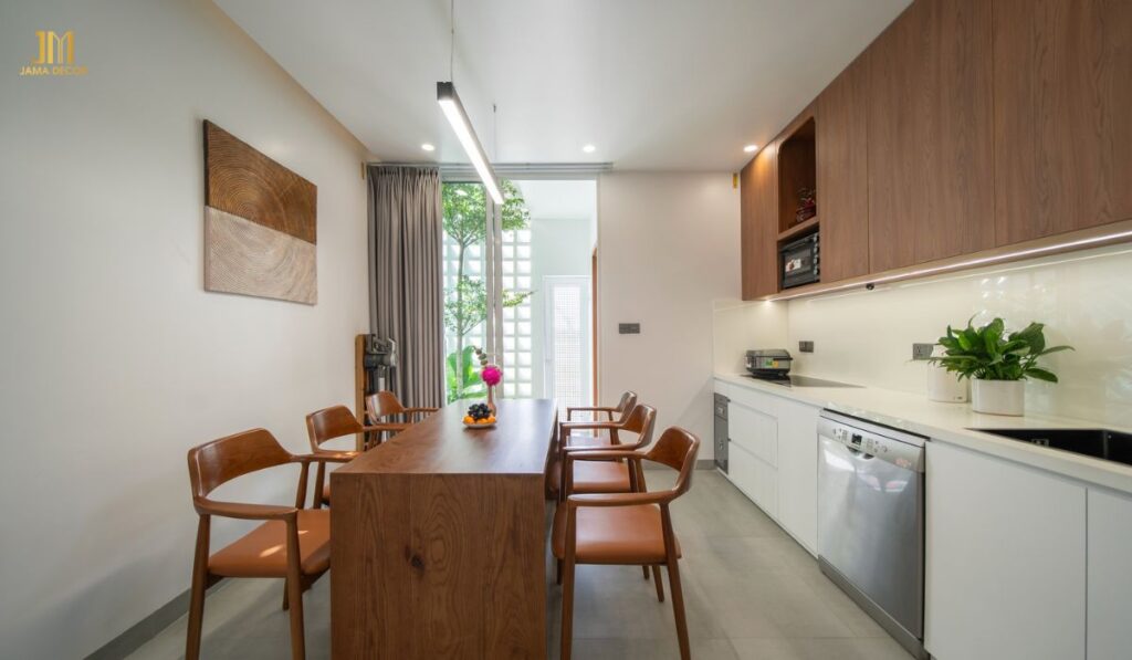 Khu vực bếp riêng biệt được thiết kế với không gian mở, tạo hứng khởi và thông thoáng trong quá trình nấu nướng
