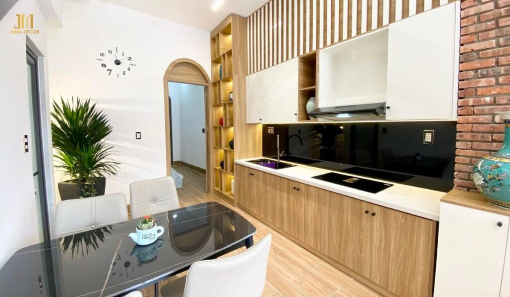 Phòng bếp nhỏ xinh tràn đầy ấm cúng kết hợp chậu cây nhỏ để điểm xuyết cho không gian