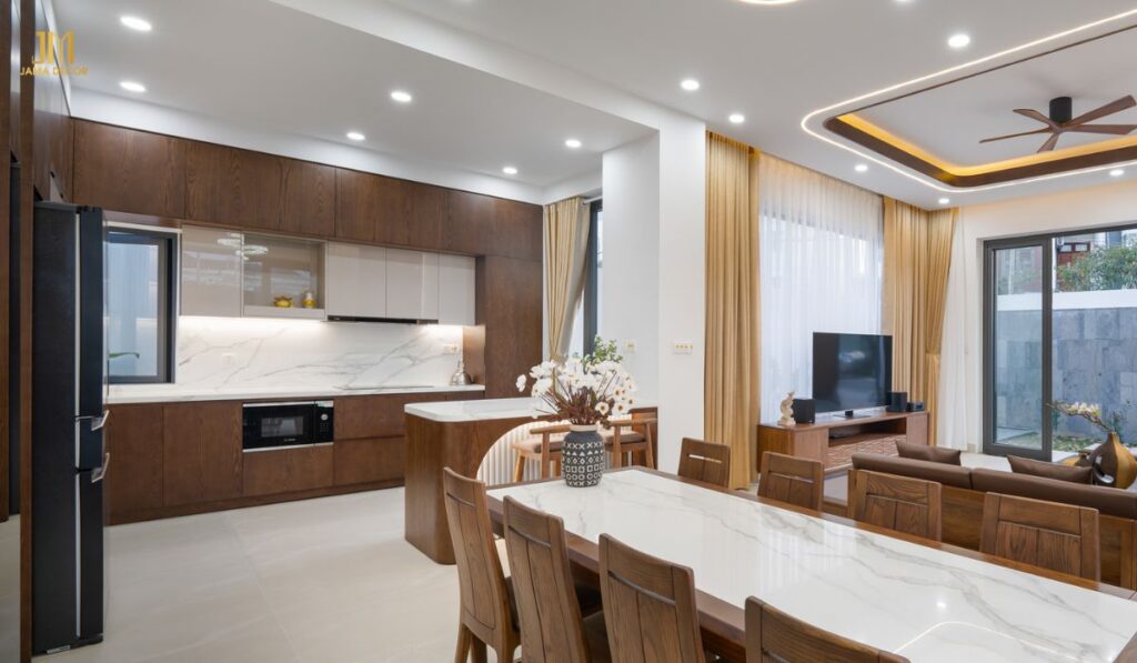 Không gian bếp đầy cuốn hút được thiết kế với đồ nội thất sang trọng
