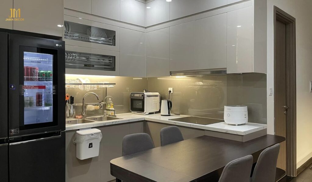 Bàn ăn và bếp được bố trí luôn trong không gian bếp nhỏ xinh
