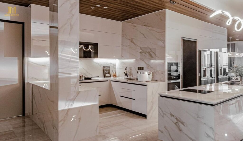 Không gian bếp chữ U thường được bố trí theo nguyên tắc tam giác vàng, với ba khu vực chính là khu vực rửa, khu vực nấu và lưu trữ
