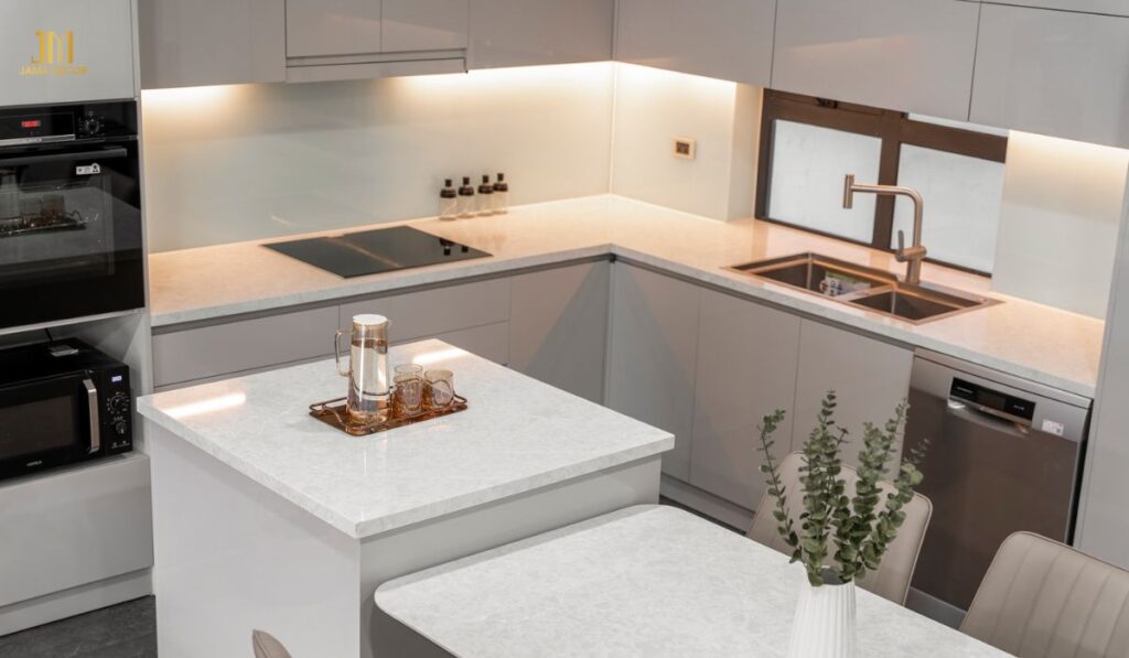 Không gian bếp chữ L được thiết kế nhằm tối ưu hóa không gian sử dụng cho người dùng
