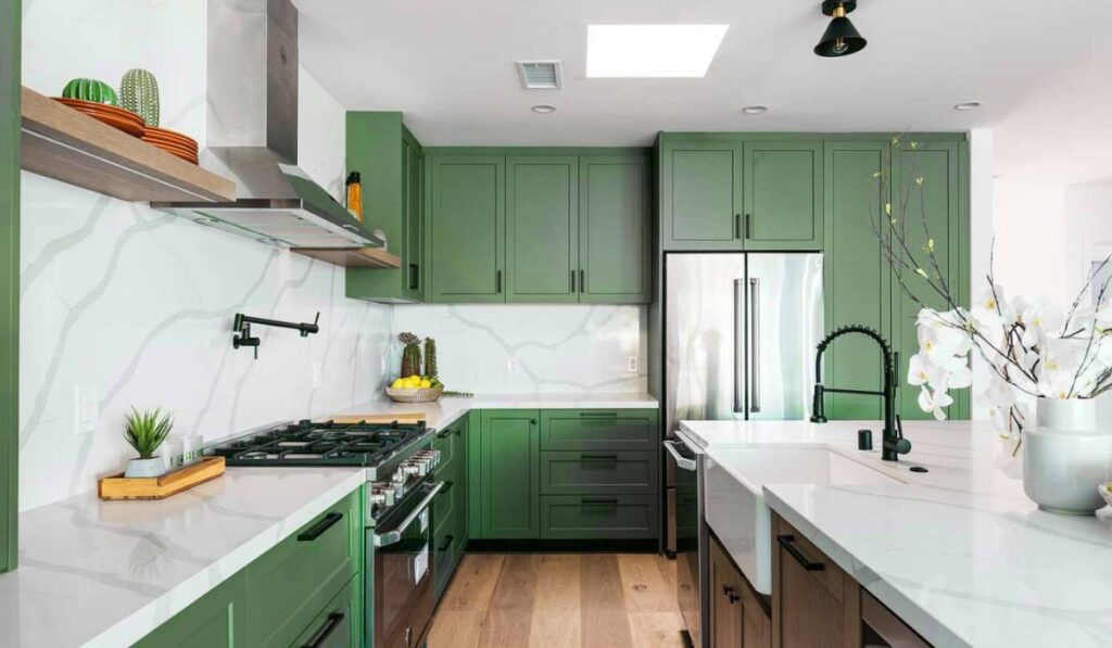 Sắp xếp căn bếp gọn gàng, ngăn nắp, đảm bảo thuận tiện cho việc nấu nướng và mang lại may mắn, tài lộc cho gia đình