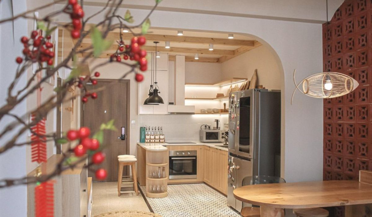 Tủ bếp là cách phổ biến nhất để hạn chế khoảng trống sau bếp