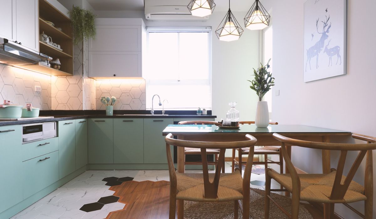 Bếp được đặt cạnh cửa sổ sẽ tận dụng tối ưu ánh sáng, thuận tiện cho quá trình nấu nướng