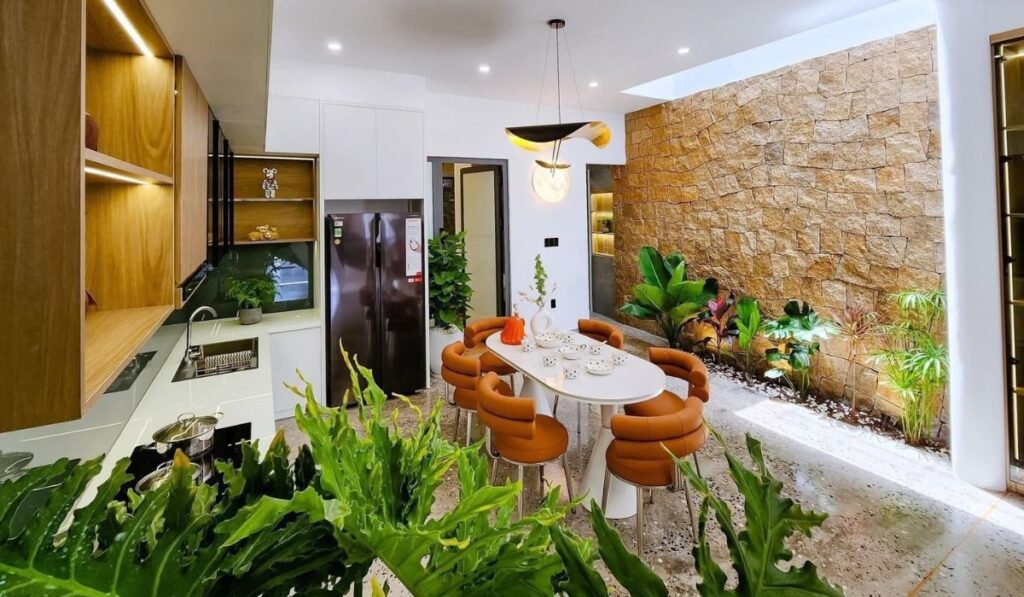 Một không gian bếp thoáng đãng, sạch sẽ sẽ giúp mang lại cảm giác thoải mái, dễ chịu đồng thời giúp lưu thông khí tốt, mang lại may mắn và tài lộc cho bạn