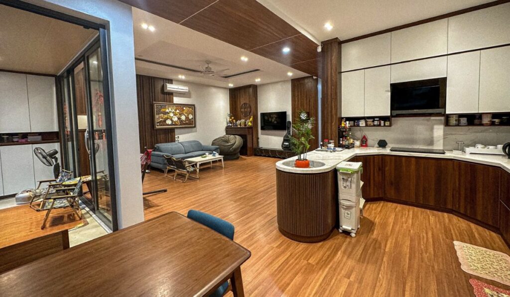 Bếp được đặt ở nơi riêng biệt sẽ giúp tạo ra một không gian nấu nướng riêng biệt, tách biệt khỏi các khu vực sinh hoạt chung