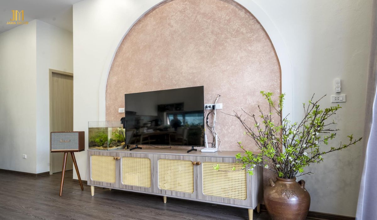 Một cách đơn giản để tạo điểm nhấn cho phòng khách chính là trang trí vách tường đằng sau tivi là sơn màu kết hợp, nhẹ nhàng mà thu hút