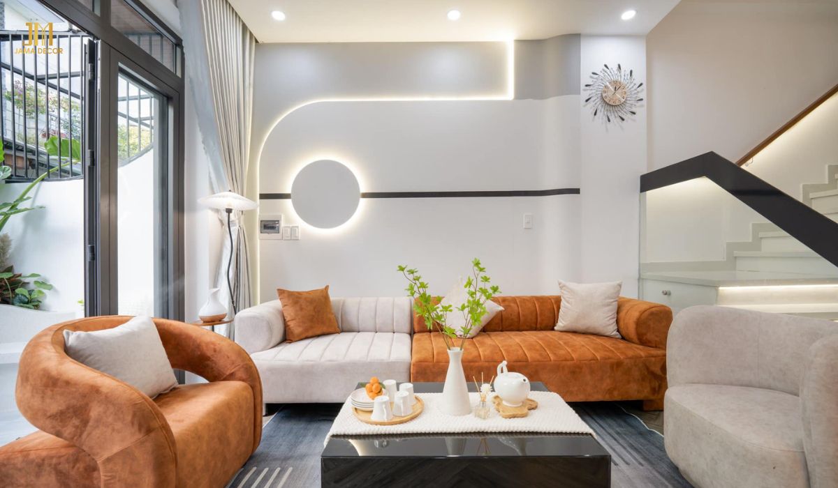 Sofa phòng khách trắng và cam là một sự kết hợp độc đáo, mang đến cảm giác trẻ trung, năng động và ấm áp