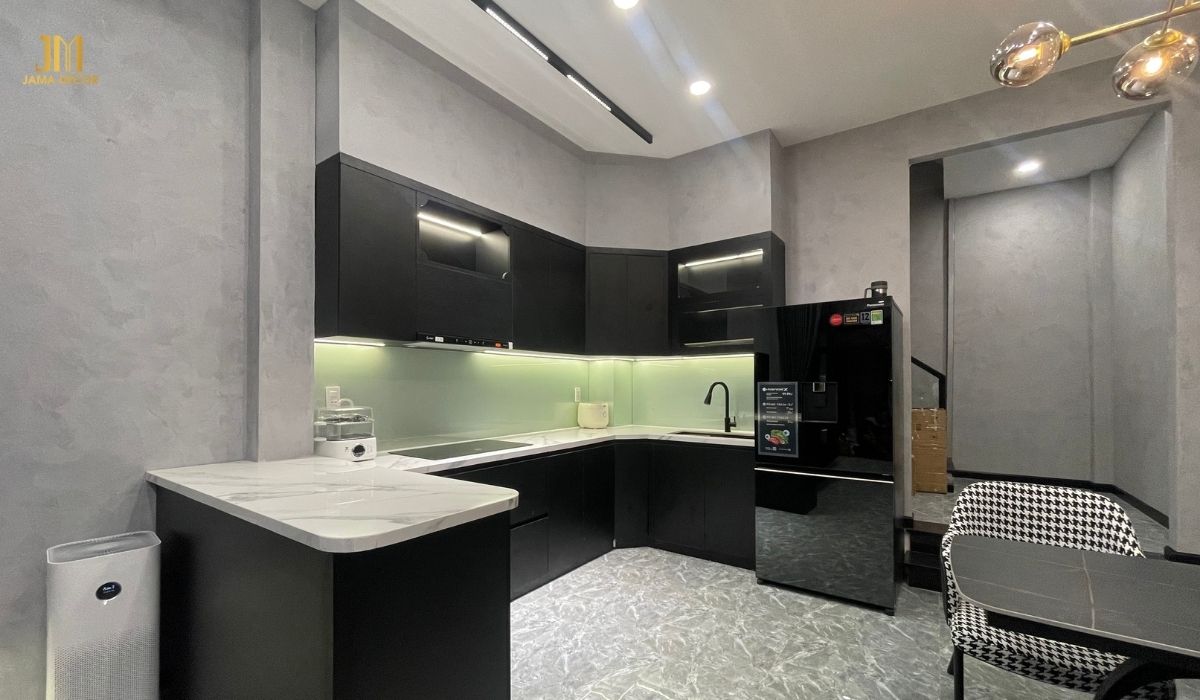 Cách tính chi phí cải tạo nội thất theo giá thị trường 41 Phòng bếp hiện đại, tiện nghi được sử dụng tone màu xám đen làm chủ đạo, tô đậm cá tính riêng và đề cao sự sang trọng