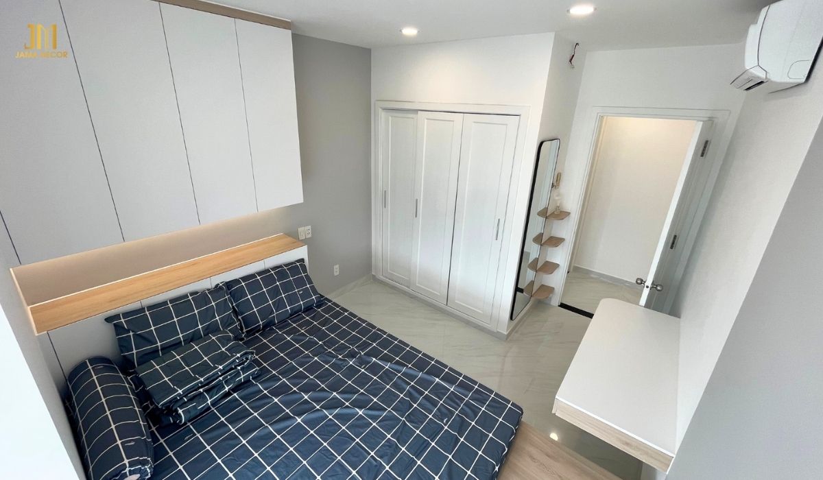 Cách tính chi phí cải tạo nội thất theo giá thị trường 32 Phòng khách với điểm nhấn là bộ sofa trắng, màu trắng mang đến cảm giác tinh tế, sang trọng và hiện đại cho không gian