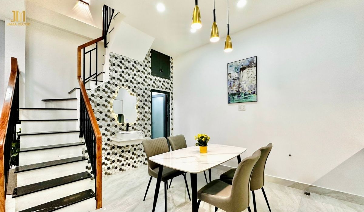 Cách tính chi phí cải tạo nội thất theo giá thị trường 27 Bếp ngay cạnh cầu thang là một cách bố trí phổ biến đối với không gian hạn chế muốn tiết kiệm diện tích