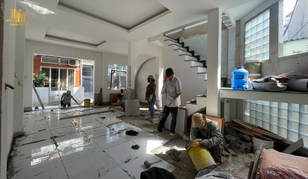 Nhân công lát sàn là đội ngũ không thể thiếu khi thực hiện cải tạo nhà