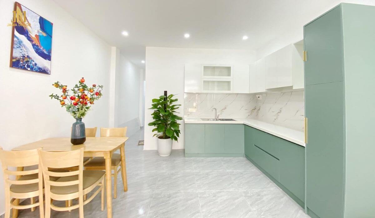 Không gian bếp gọn gàng, ngăn nắp được bố trí ngay dưới gác lửng
