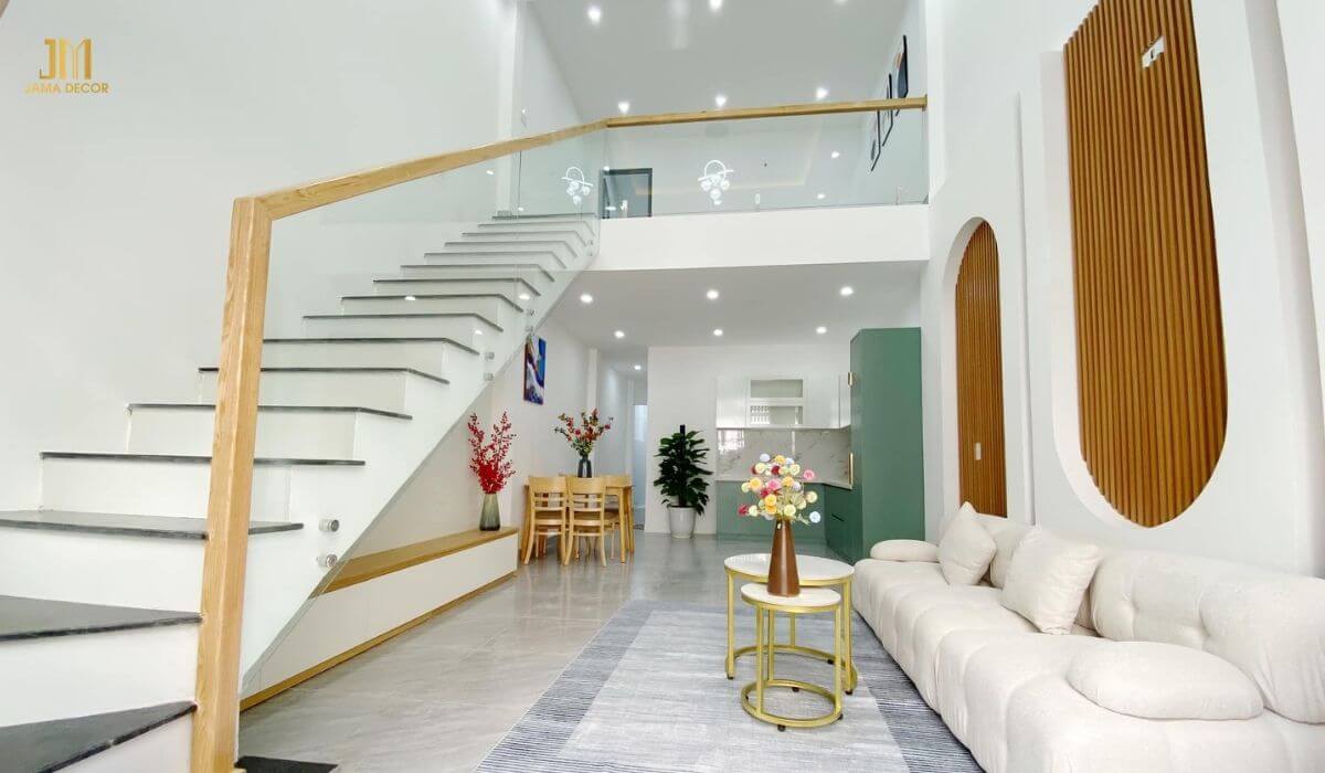 Gác lửng có thể được thiết kế với nhiều kiểu dáng, màu sắc và vật liệu khác nhau, tạo nên điểm nhấn ấn tượng cho ngôi nhà