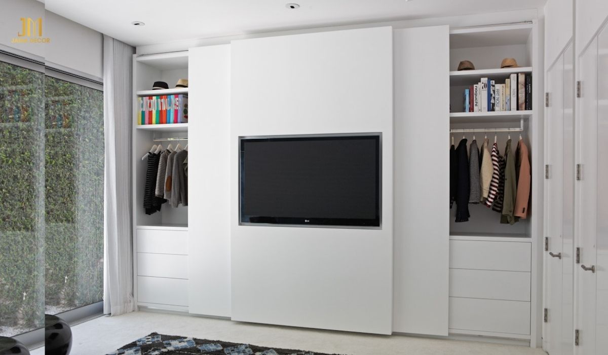 Thiết kế tủ quần áo và kệ tivi trắng tinh tế, dễ dàng phối hợp với các không gian nội thất khác nhau