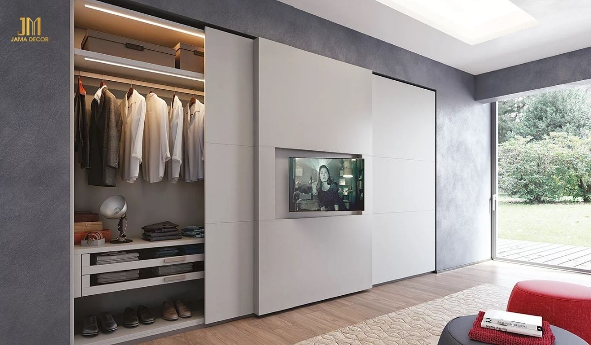 Mẫu thiết kế tủ âm tường vuông vức, màu ghi trơn nhưng không kém phần sang trọng và sáng căn phòng