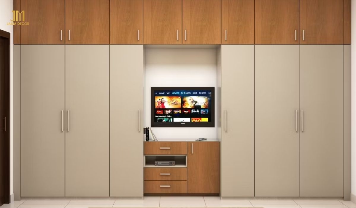 Đặt tủ tại nơi có nhiều ánh sáng để dễ dàng tìm kiếm quần, nhưng lưu ý không đặt tại nơi có ánh nắng mạnh