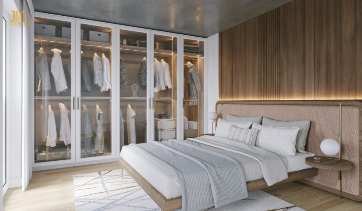 Thiết kế độc đáo bởi các kệ bên trong tủ và cửa cánh kính  sang trọng