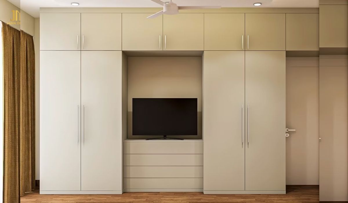 Tủ kịch trần âm tường trong phòng ngủ được tích hợp thêm kệ tivi