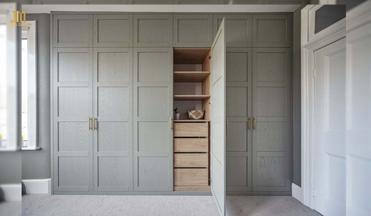 Bên trong tủ ngoài bao gồm các giá treo đồ mà còn được lắp các hệ thống kệ tủ vững chắc, giúp lưu trữ đồ thuận tiện